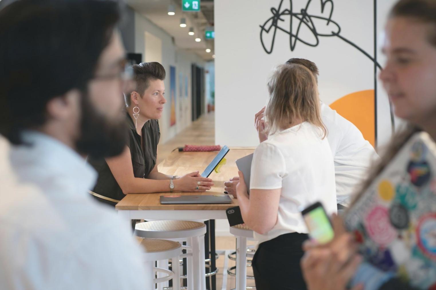 Студенты изучают итальянское произношение в классе