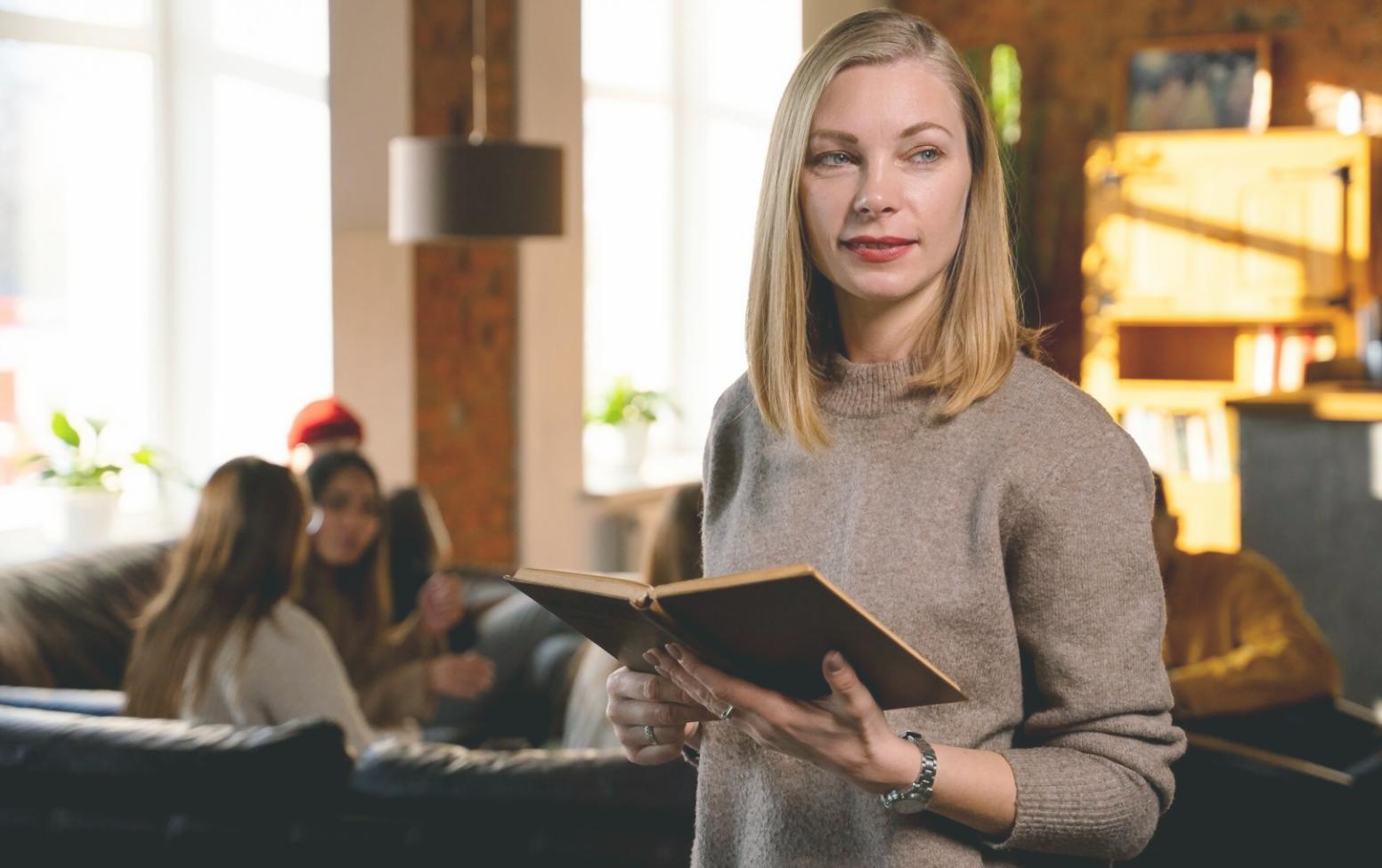 Преподаватель объясняет технику произношения итальянских звуков